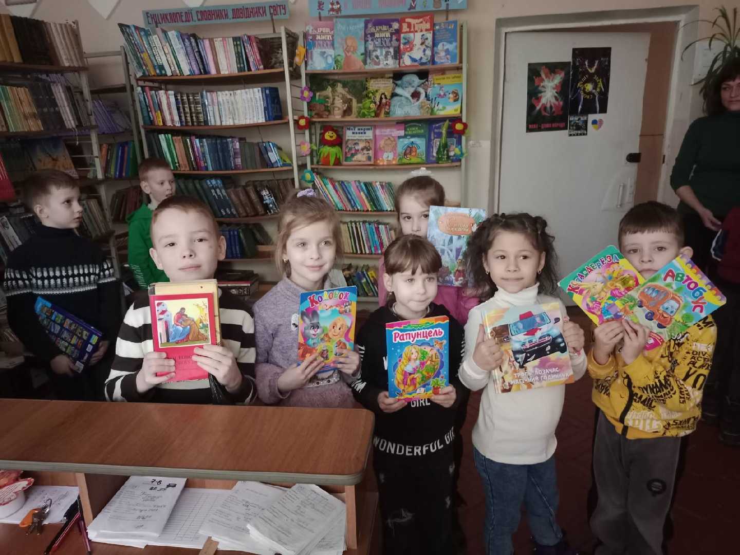 Щиро дякуємо нашим активним учням, які сьогодні поповнили своїми книжками шкільну бібліотеку.