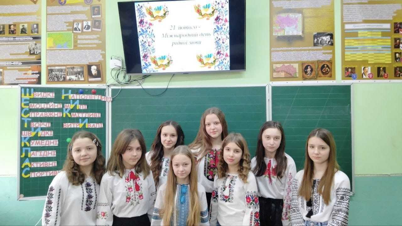 Велична, щедра і прекрасна мова, Прозора й чиста, як гірська вода, — То України мова барвінкова, — Така багата й вічно молода. (Підготували учні 6 класу, вчит.муз.мист. Гілевич Н.В.)